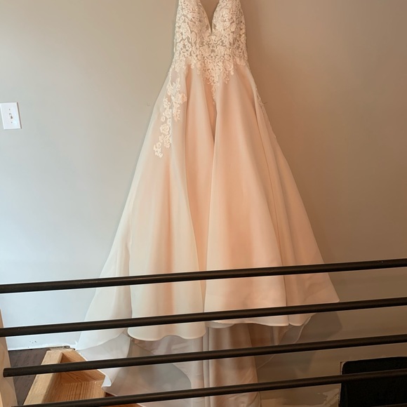 Size 10 wedding dress - Picture 3 of 9